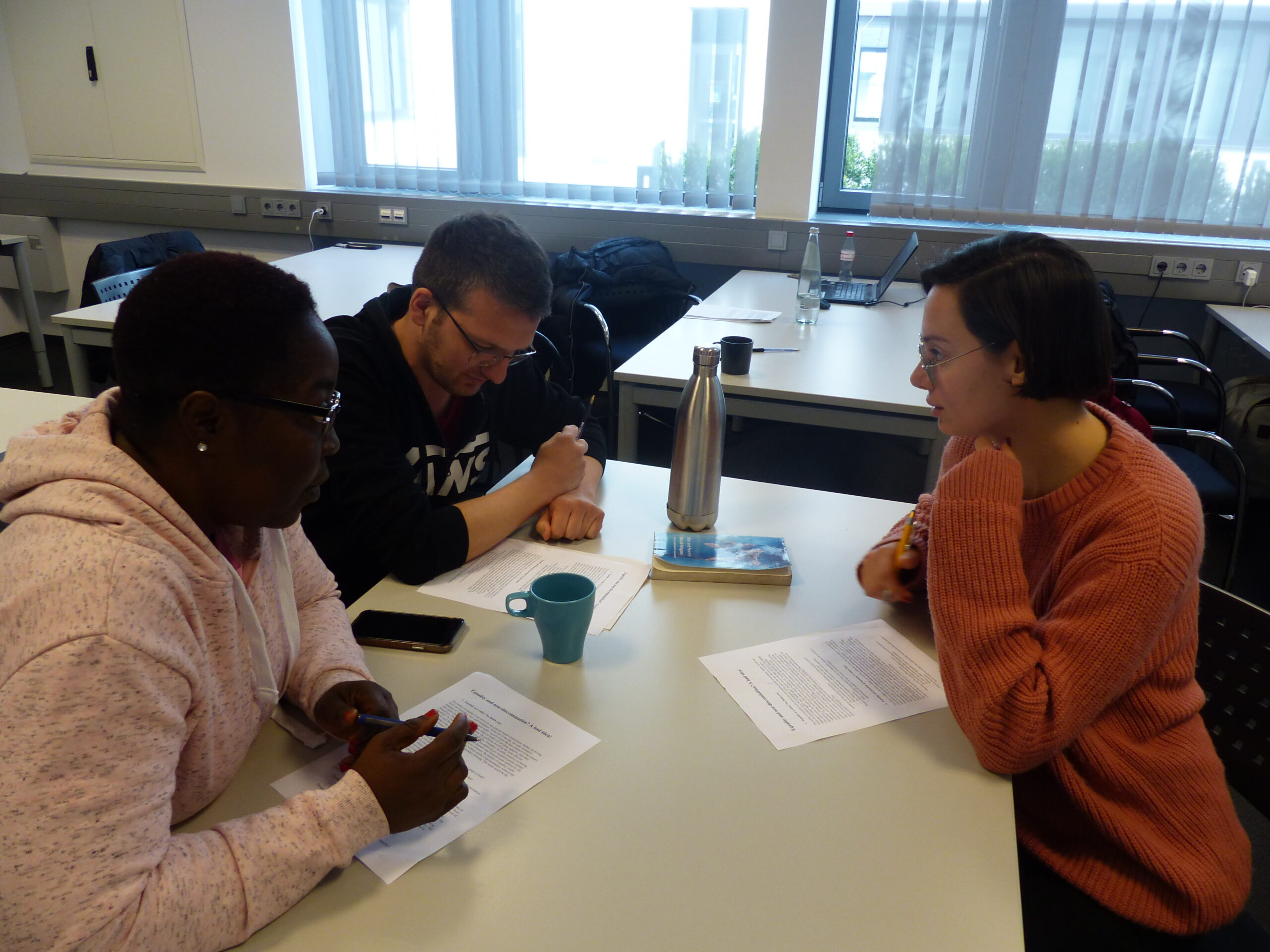 Working students during one of the first seminar units at the start of the semester.