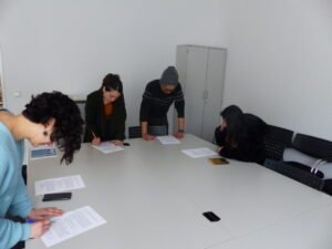 Working students during one of the first seminar units at the start of the semester.