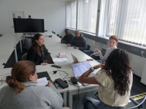 Working students during one of the first seminar units at the start of the semester.