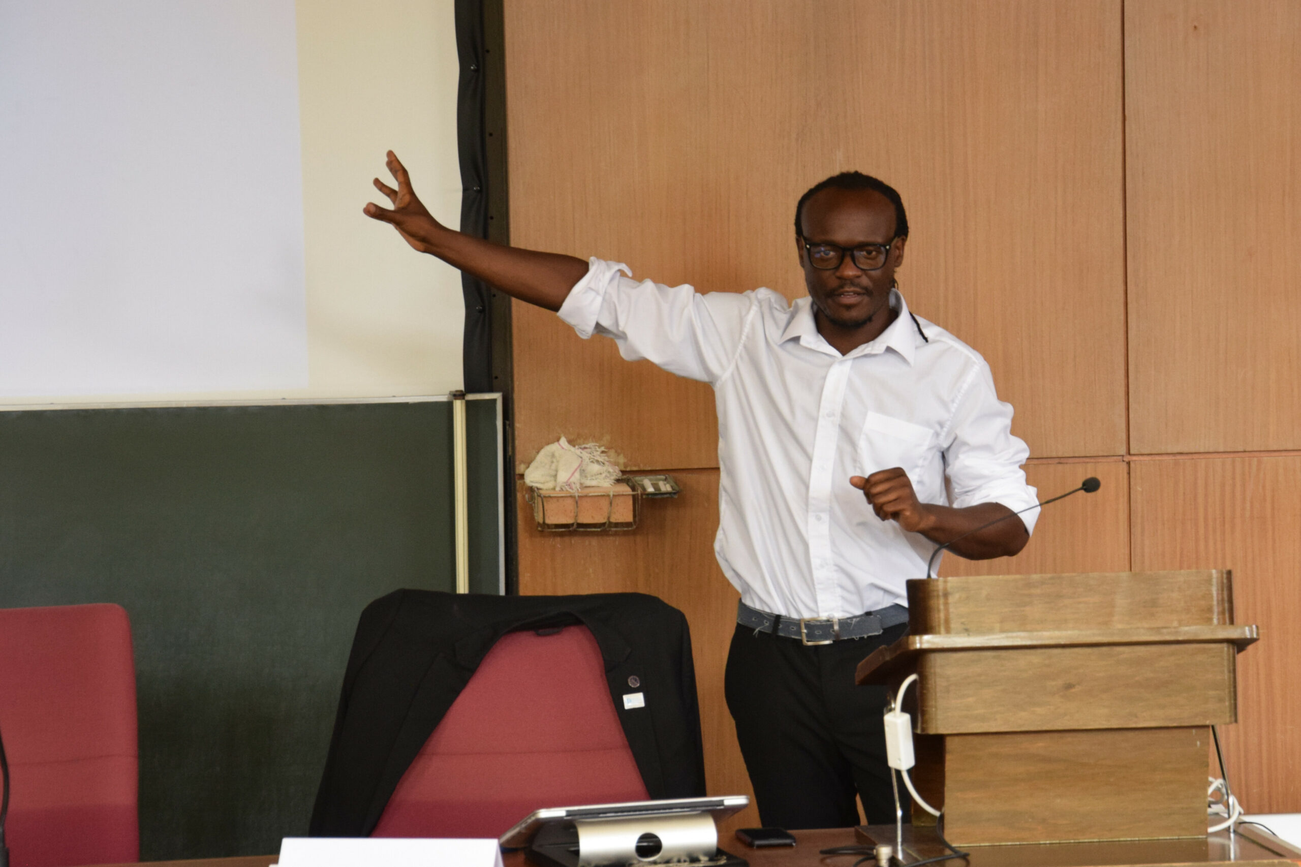 Picture of Tinashé Hofisi during lecture.